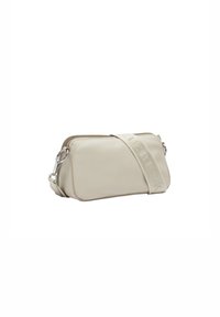 Beige Leder Schultertasche mit einem Reißverschluss, ausgestattet mit einem geflochtenen Tragegurt mit geprägtem "LIEBEST". Glatte Textur und rechteckige Form.
