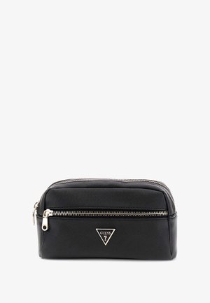 Pochette rettangolare nera con texture, dotata di due cerniere argentate e logo triangolare Guess sulla tasca frontale.