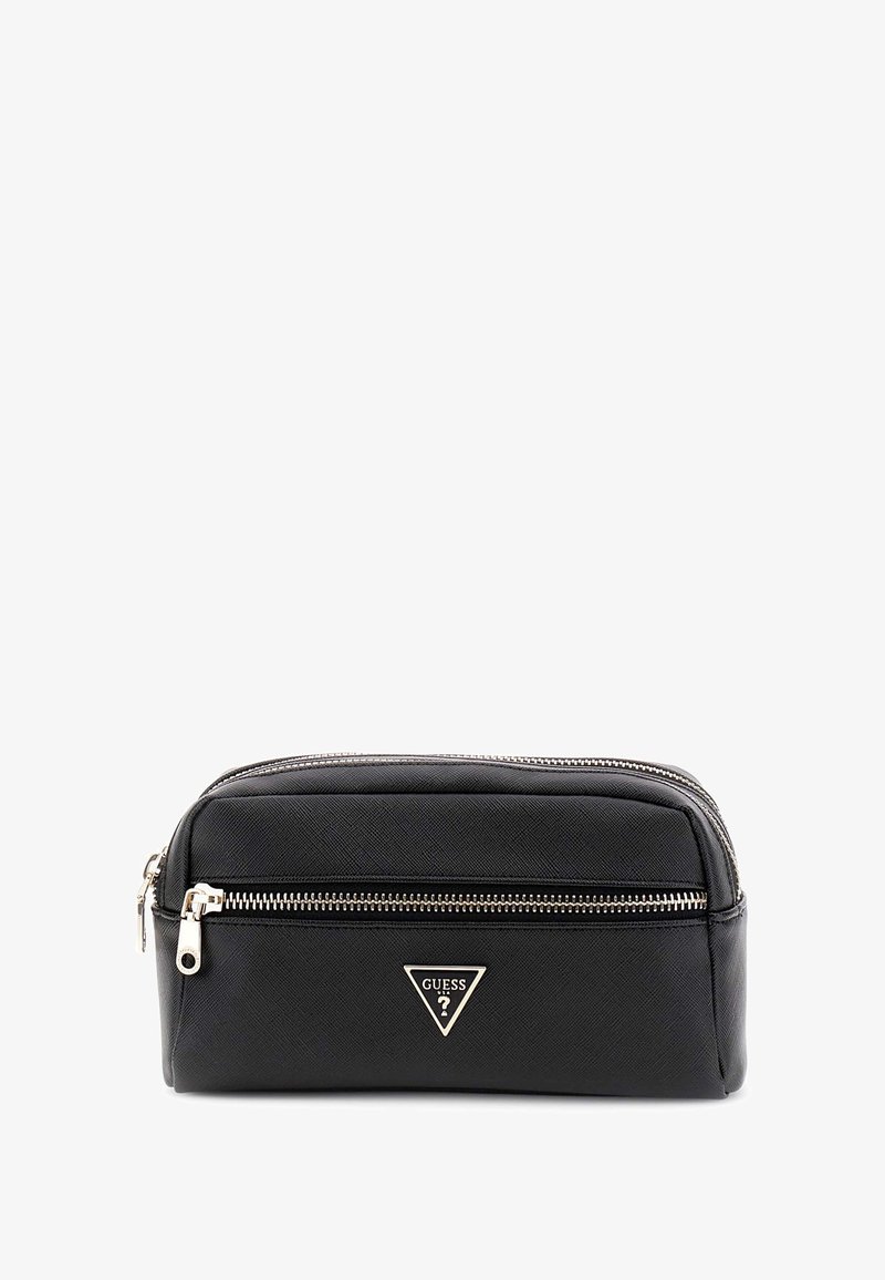 Zwart gestructureerd rechthoekig tasje met twee zilveren ritsen en een driehoekig Guess-logo op het voorvak.