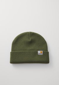 Berretto verde oliva realizzato in tessuto lavorato a maglia, con risvolto e una toppa con il logo Carhartt sulla parte anteriore. Texture liscia.