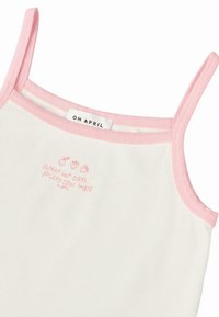 Hvit ribbet tanktop med rosa kant, med et lekent brodert fruktdesign og teksten "SOLFYLTE VARME DAGER, FRISKE KJØLIGE MÅTER."