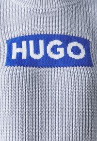 HUGO SLOGER - Svetrík - open grey