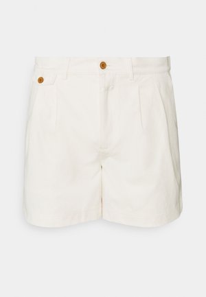 Weiße maßgeschneiderte Shorts mit hohem Bund, Falten, Seitentaschen und braunen Knöpfen am Bund und an der Taschenkante.