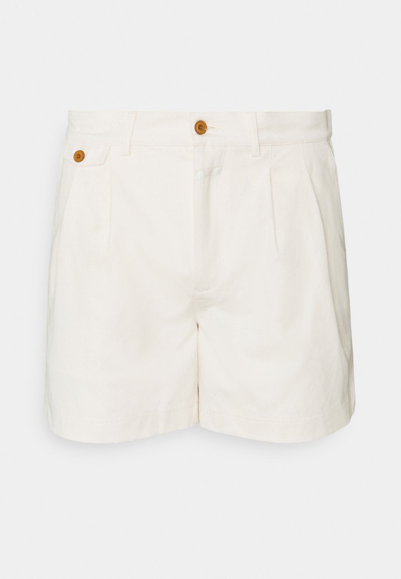 Shorts blancs sur mesure avec taille haute, plis, poches latérales et boutons marron sur la ceinture et le coin de la poche.