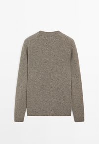 Maglione grigio a maglia con maniche lunghe, polsini e orlo a coste, superficie testurizzata con piccole macchie di colore, colletto a girocollo e senza marchi visibili.
