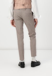 Isaac Dewhirst NOTCH SUIT SLIM - Κοστούμι - puppy tooth brown