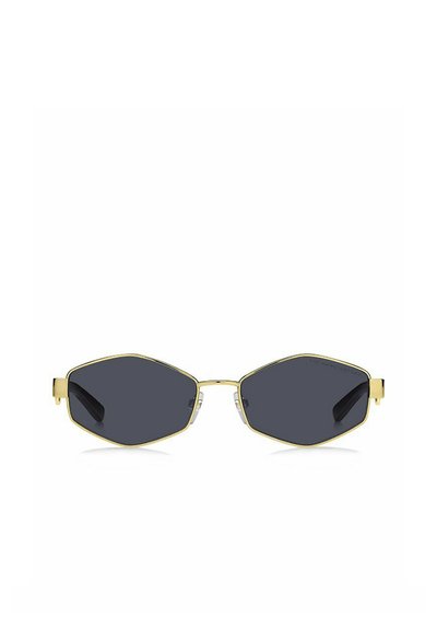 Gafas de sol hexagonales con lentes oscuros, marco de metal dorado y acentos de plástico transparente. Presentan patillas delgadas y un diseño minimalista.