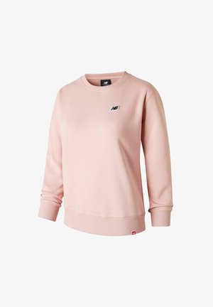 Lichtroze New Balance crewneck sweater met geribbelde manchetten en zoom, en een klein geborduurd logo op de borst en zoom.