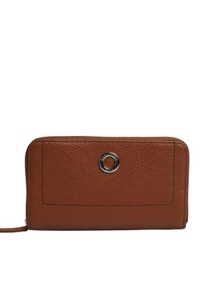 Cartera marrón de cuero texturizado con cremallera alrededor y emblema de logo circular plateado centrado en el panel frontal.