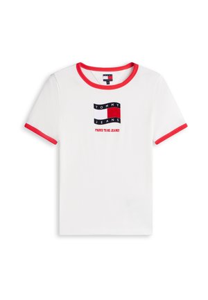 Camiseta blanca de manga corta con ribete rojo en el cuello y las mangas, con un logo de Tommy Jeans y el texto "¡Orgulloso de ser Jeans!" en el frente.