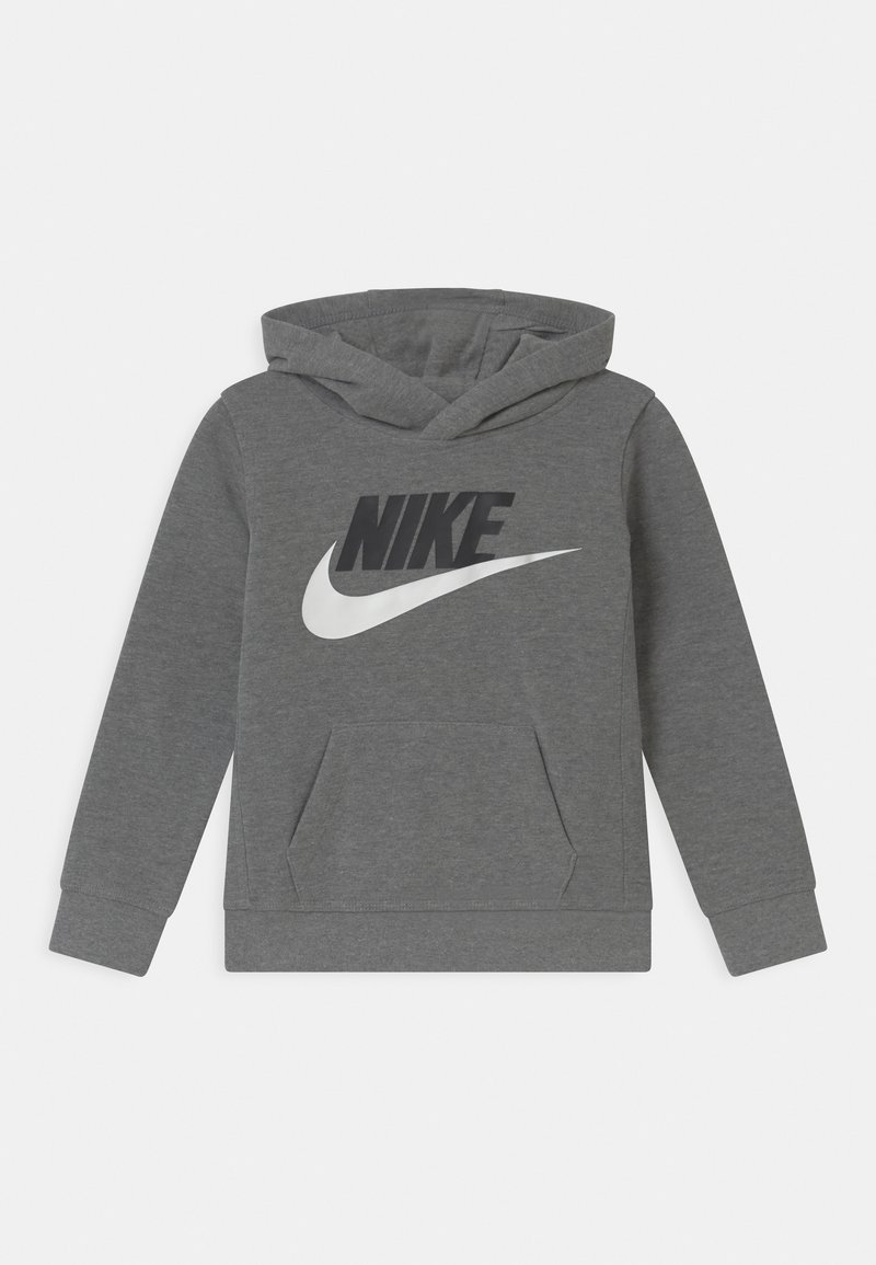 Grå bomullshoodie med en rymlig huva, framfickor i känguru-stil och en stor svart Nike-logotyp med en silvrig swoosh-design.
