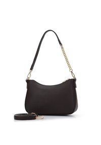 Borsa a spalla in pelle nera a forma di ciottolo con design curvo, tracolla in catena dorata e ulteriore tracolla in pelle staccabile.