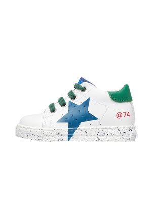 Sneaker bianchi con un design a stella blu, dettagli verdi e lacci verdi. Testo "@74" in rosso. Suola bianca macchiata. Materiale in pelle liscia.