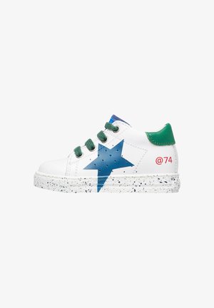 Weiße Sneaker mit einem blauen Sternmuster, grünen Akzenten und grünen Schnürsenkeln. Text "@74" in Rot. Gepunktete weiße Sohle. Glattes Ledermaterial.