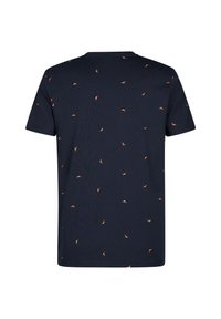 Camiseta de manga corta azul marino con pequeños estampados dispersos de chiles naranjas en la parte trasera.
