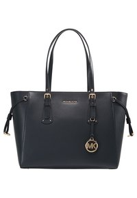 Musta synteettinen nahkainen laukku kultaisella viimeistelyllä, kaksinkertaisilla kahvoilla ja roikkuvalla logo-tyylillä. Karkea pinta rakenteellisella suunnittelulla.