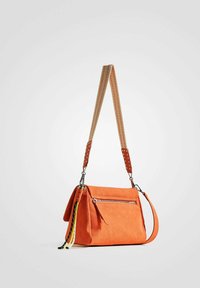 Borsa a tracolla in suede arancione con patta pieghevole, tasca con zip frontale e una tracolla decorata con accenti hardware regolabili.