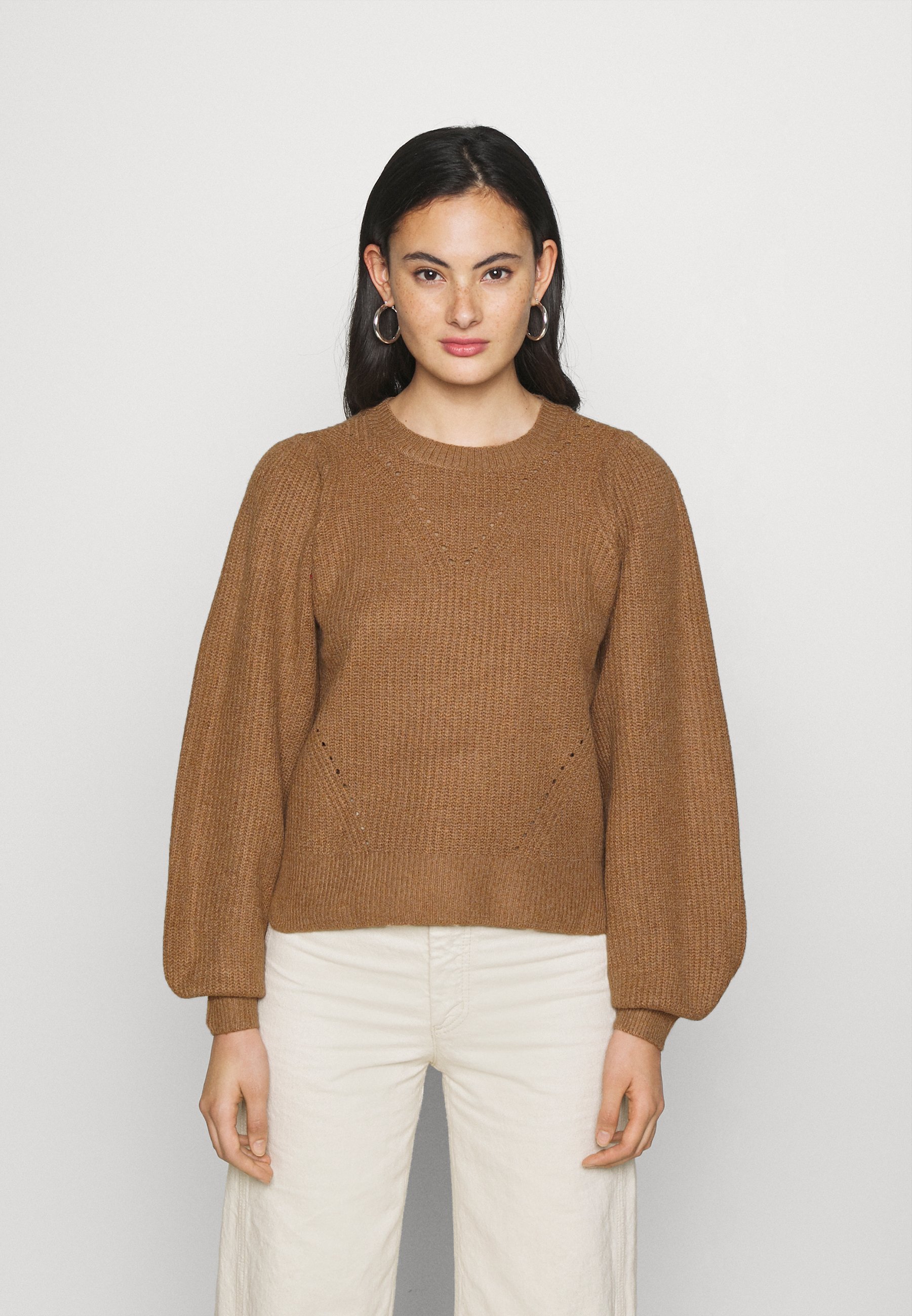 Noisy May NMLUKE O NECK Trui toasted coconutBruin Outfits mit Noisy may Trui bruin lichtbruin zwart (2
