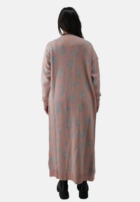 lungo cardigan in morbido tessuto rosa testurizzato con un motivo astratto blu chiaro, dotato di maniche lunghe e polsini e orlo a coste.