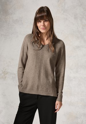 Maglione marrone lavorato a maglia con scollo a V, dettagli a coste sul davanti e maniche lunghe. Il tessuto appare morbido e texturizzato.