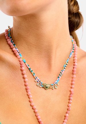 Colliers en perles multicolores avec accents dorés ; comprend des perles roses, bleues et vertes, avec un pendentif cœur décoratif et des breloques.