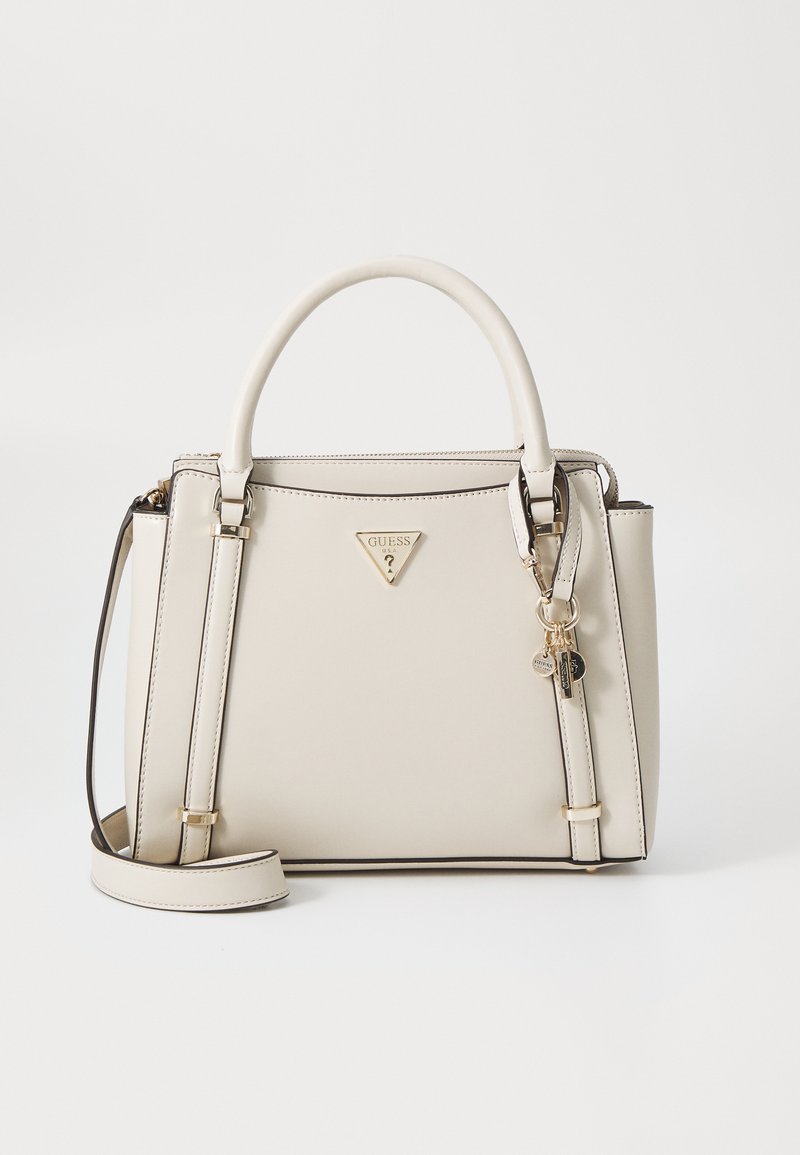 Borsa a mano sintetica beige con hardware dorato, manici superiori doppi, tracolla removibile e logo in evidenza. Design strutturato con linee pulite.