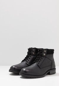 Base London Stivaletti stringati - black