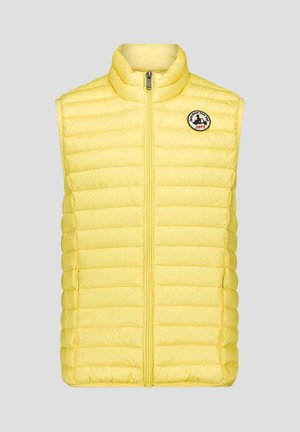 Geel geïsoleerd hesje met opstaande kraag, voorzien van een doorgestikt ontwerp en een ritssluiting aan de voorkant. Heeft een ronde logopatch op de linkerborst.