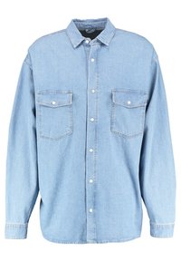 Jasnoniebieska koszula z dżinsu, z długimi rękawami, zapięciem na guziki z przodu, dwiema kieszeniami na piersi, krój z klapami oraz luźny fason.