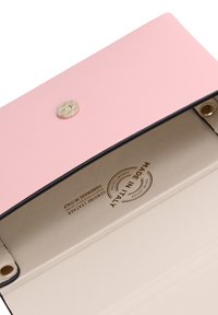 Portafoglio in pelle rosa con chiusura a scatto dorata, interno beige e testo impresso "Pelle Vera Fabbricata in Italia". Texture liscia e design pulito.