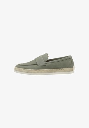 Mocasín verde de ante con entresuela de yute trenzado y suela exterior de goma blanca, estilo sin cordones con una amplia tira sobre el empeine.
