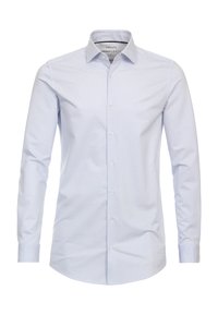 Lichtblauw overhemd met lange mouwen, voorzien van een subtiele gestreepte patroon en knoopsluiting aan de voorkant. Heeft een klassieke kraag en manchet mouwen. De stof lijkt glad.