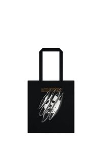Czarna torba tote z graficznym wzorem pazurów odsłaniających twarz, z napisem "JOHN CARPENTER'S HALLOWEEN" w kolorze pomarańczowym.