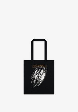 Czarna torba tote z graficznym wzorem pazurów odsłaniających twarz, z napisem "JOHN CARPENTER'S HALLOWEEN" w kolorze pomarańczowym.