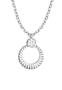 Sølv vedhæng halskæde med en cirkulær design med strukturerede riller og en cirkulær klynge af små klare sten ovenfor.