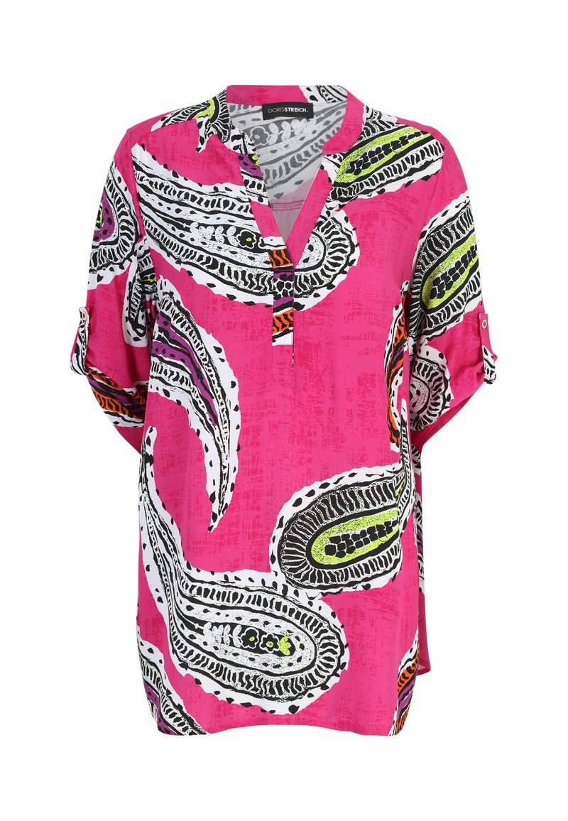 Kurzarminiges pinkes Blusenshirt mit V-Ausschnitt, das ein auffälliges schwarz-weißes Paisleymuster sowie Akzente in Grün und Orange aufweist. Hergestellt aus leichtem Material.