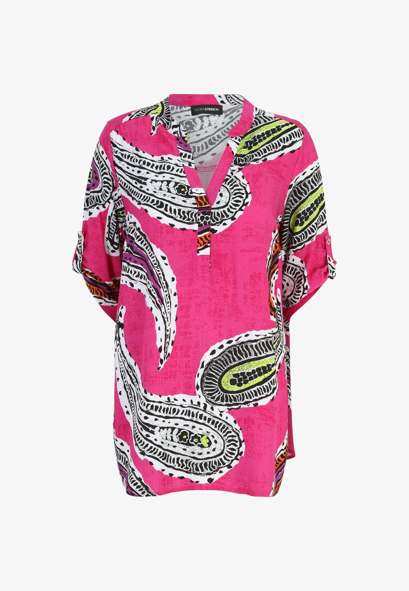 Kurzarminiges pinkes Blusenshirt mit V-Ausschnitt, das ein auffälliges schwarz-weißes Paisleymuster sowie Akzente in Grün und Orange aufweist. Hergestellt aus leichtem Material.