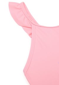Haut de maillot de bain rose avec une bretelle volantee, texture lisse et coutures nettes sur les bords, mettant en avant un design simple et moderne.