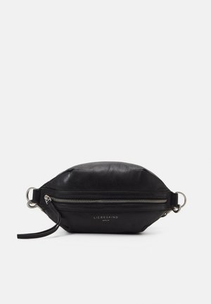 Bolso de cuero negro con forma redondeada, bolsillo frontal con cremallera, herrajes en plata y una correa de muñeca. Presenta un logotipo embosado en la parte delantera.