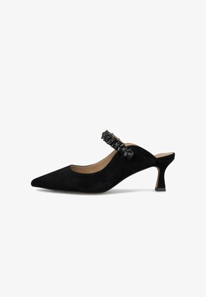 Czarne zamszowe buty slingback z wydłużonym noskiem, posiadające dekoracyjną czarną strapę z klejnotem oraz wąskim, skośnym obcasem.