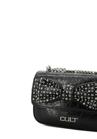Borsa in pelle nera con dettaglio a fiocco borchiato, hardware in argento e finitura testurizzata. Inciso "CULT" sul davanti.