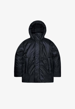 Giacca imbottita nera con cappuccio, colletto alto, cerniera frontale e due grandi tasche anteriori. Texture liscia e lucida.