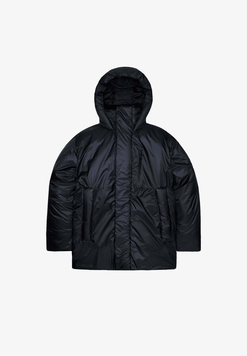 Giacca imbottita nera con cappuccio, colletto alto, cerniera frontale e due grandi tasche anteriori. Texture liscia e lucida.