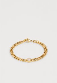 Goldene Kettenarmband mit einem herzförmigen, klaren Edelstein-Anhänger und einem Karabinerverschluss vor einem schlichten weißen Hintergrund.