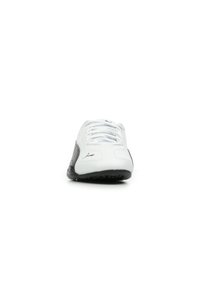 Scarpa sportiva bianca con tomaia in pelle liscia e suola in gomma nera. Presenta lacci, punta arrotondata e un discreto dettaglio del logo sul lato.