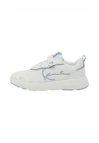 Sneaker bianco in rete con dettagli azzurri chiari, dotato di una fascia in velcro, punta arrotondata e parte superiore testurizzata. Include un dettaglio con logo distintivo.
