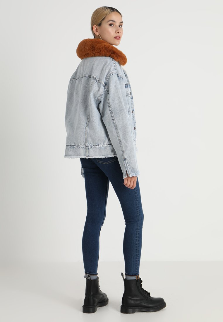 Oversized Sherpa Trucker Killing Me Softly | Jackor Dam | Gra Oversized Sherpa Trucker Killing Me Softly | Jackor Dam | Gra