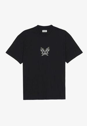 Schwarzes Baumwoll-T-Shirt mit Rundhalsausschnitt und kurzen Ärmeln; verfügt über ein zentrales graues, flammenähnliches Schmetterlingsmotiv.