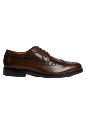 Zapato de vestir de cuero marrón con un acabado suave, detalles de brogue y un cierre con cordones. El zapato tiene una puntera redondeada y una suela negra elegante.