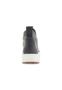 Zapatilla alta de gamuza gris con suela blanca, que cuenta con una lengüeta en la parte trasera y texturas contrastantes en la parte superior para un mejor agarre.